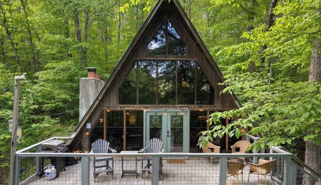 Cozy A-Frame Mountain Retreat in Wolf Laurel – Stunning Views & Adventure Awaits!