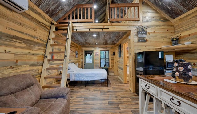Cozy Cabin 3 miles to WPG Slps 4, ATV friendly