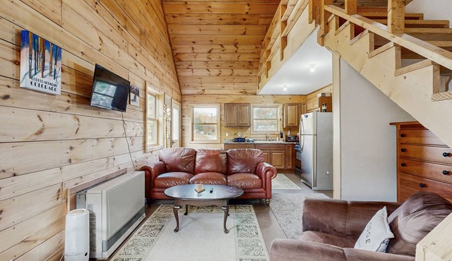 Cozy cabin close to Smuggler's Notch w/firepit, gas grill, trail to river, wifi