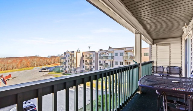 Cozy Condo: Discover Beech Mountain's Fall/Winter Beauty!