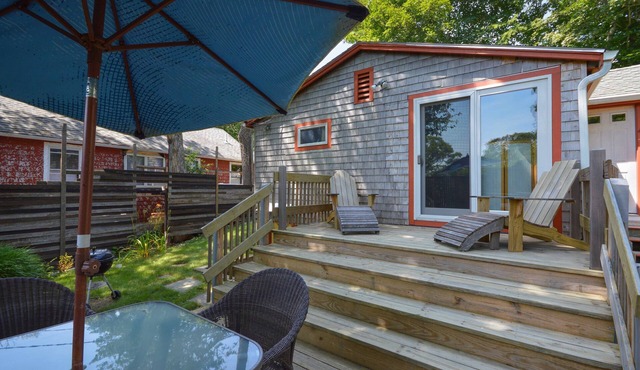 Cozy Cottage 1/2 mile to Woods Hole village