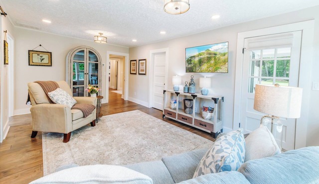 Cozy cottage for two in Linville. Only 5 minutes from the Blue Ridge Parkway!