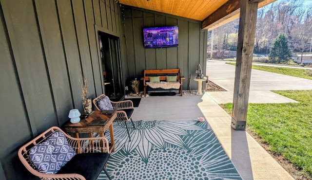 Cozy Cottage Sleeps 4! - Master King Bedroom and Hideaway Loft with Double Bed.