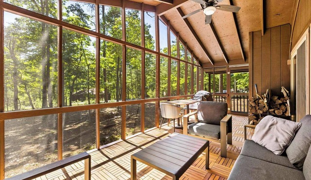 Cozy Cottage w Enclosed Porch, Fireplace & Grill
