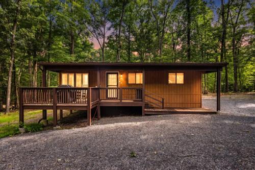 Cozy Cottage w Fireplace FirePit & Resort Access