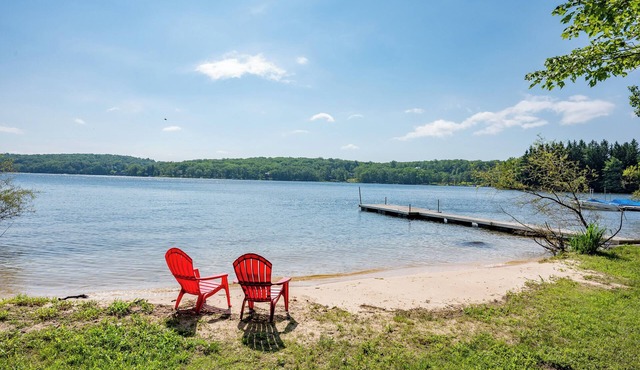 Cozy Dog Friendly Cabin w/Hot Tub & Lake Access