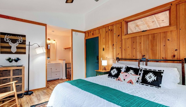 Cozy Furry Lodge King Suite w/King Bed, Coffee Maker, Microwave & Mini Fridge