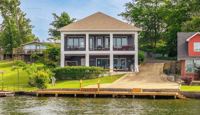 COZY, LUXURY LAKE HOUSE W/STUNNING LAKE VIEWS!