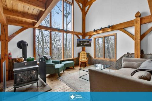 Cozy Mountain Retreat with Hot Tub & Fire Pit