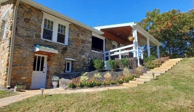 Cozy, stylish, country studio minutes from downtown Waynesville.