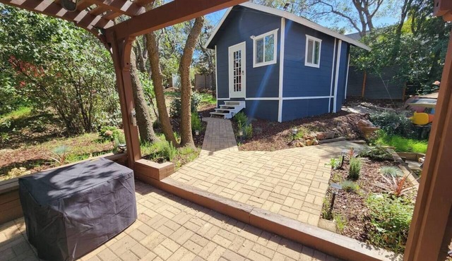 Cozy Tiny House Retreat - 4 Minutes from Village