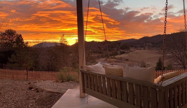 Crooked Pine Farmhouse - incredible views and walk to downtown Historic District