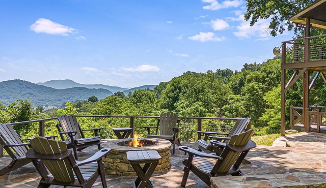 Daze Off | Luxe Log Cabin w/Hot Tub, Views, Games + Biltmore Pass