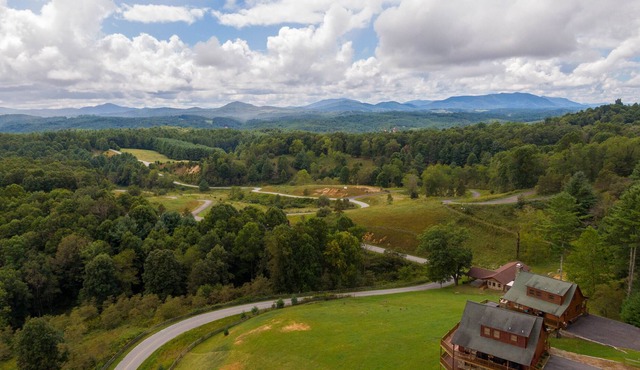 Deer Overlook - Year-round mountain views, hot tub, pet friendly, access to the New River!