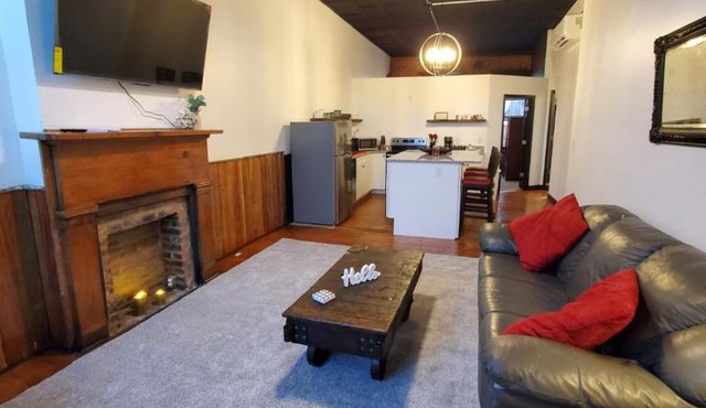 Delaney's Saloon Fully Equipped, Furnished, And Pet Friendly Close to The Ark, Creation Museum, and Kat Von Ds Tulip Field