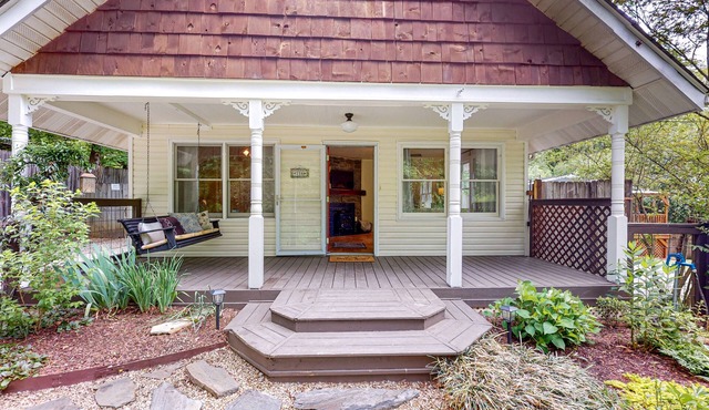 Dog-friendly farmhouse with enclosed yard, covered porch, & mountain view
