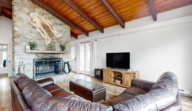 Dog-friendly home w/private hot tub, central AC, and W/D - close to skiing