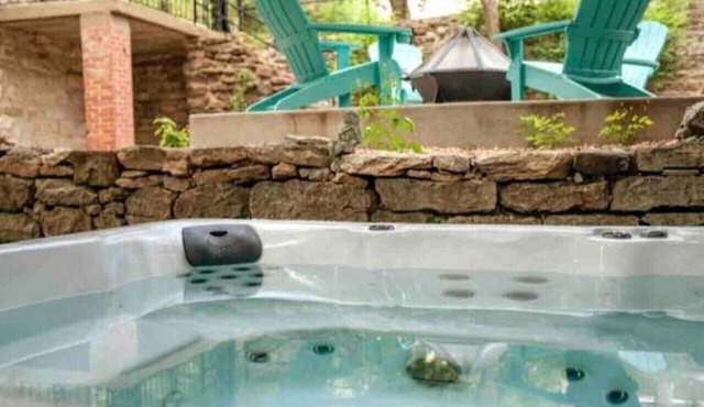 Downtown+HotTub+Wifi+FreeParking @151 Spring Ste F