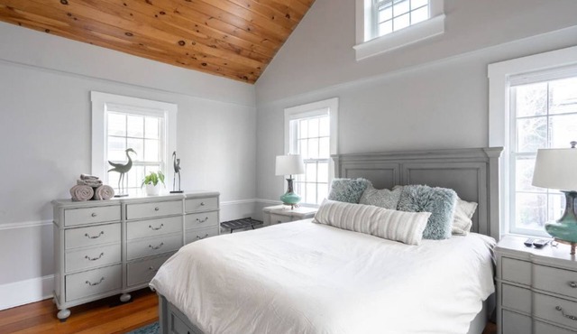 Downtown Newport- Newly Remodeled Historic House