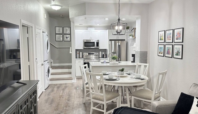 Dream Stay Disney! Charming 3 bedroom Themed Rooms/Sleeps 10/Pet Friendly