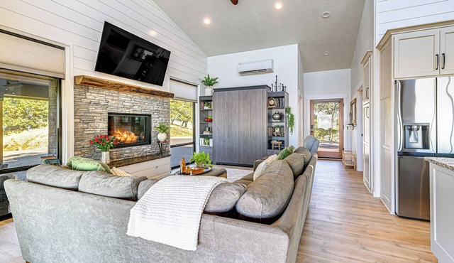 Dreamy Hilltop View: Roseburg Retreat w/Hot Tub!