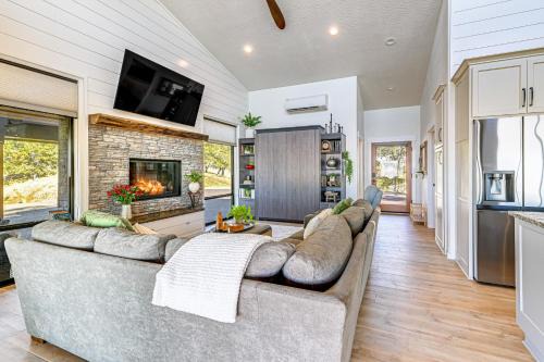 Dreamy Hilltop View: Roseburg Retreat w/Hot Tub!