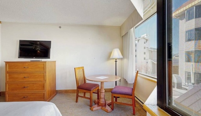 Efficient Mountain Escape W/Murphy Bed, Shared Pool, Slope Access & Kitchenette