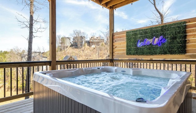 Elegant 3BD Near Lake | Arcades + Hot Tub + VIEWS!