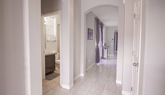 Elegant & Modern 3 bedroom Home (2 King beds)