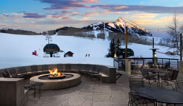 Elevation’s Finest: Valley View King | Serene Pool Access | Couple Stay