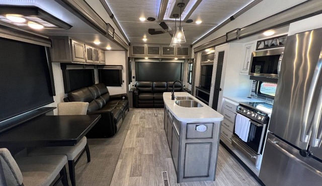 Enjoy Cozy Fireplace in Spacious & Luxury RV @ KHP