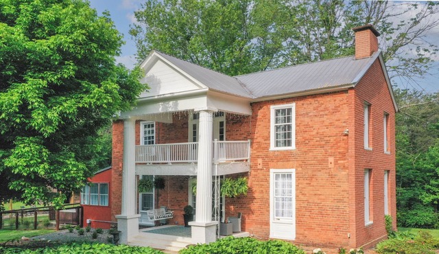 🌳 Entire Civil War Era Home with Hot Tub and Firepit