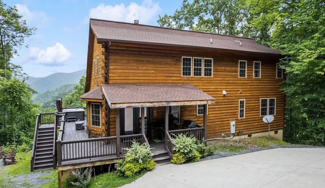 Falcon’s Nest-Spacious w/Spectacular Views!Hot Tub