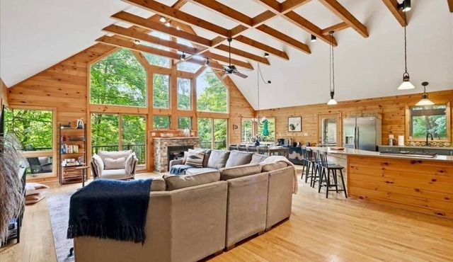 Family Mountain Escape - Game Room + Speakeasy + Hot Tub + Dog Friendly!