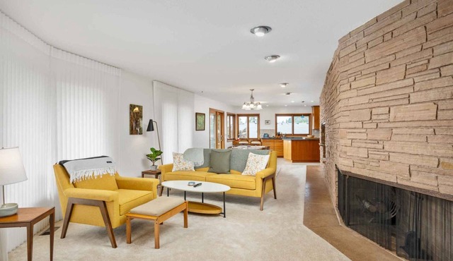 Fantastic Mid-Centuary Escape, Enormous Yard and Huge Deck, BBQ, Pet Friendly, Second Kitchen