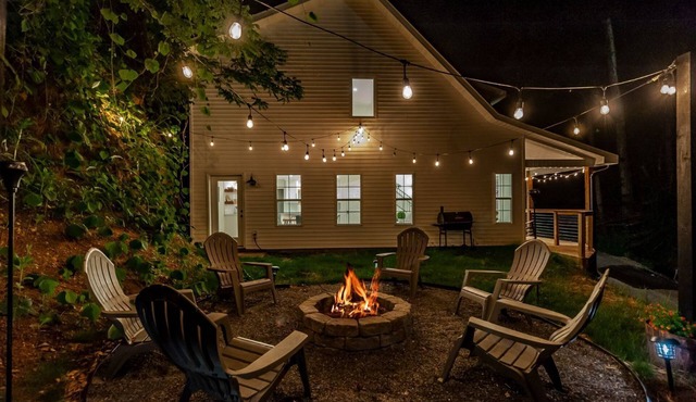 Farmhouse in the Burg - NEW! Chic Interiors, Firepit & Wi-Fi