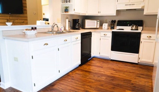 Fenced Yard /Dogs Free, 700SF Deck, King Bed, Hiking, 30 min -> Asheville