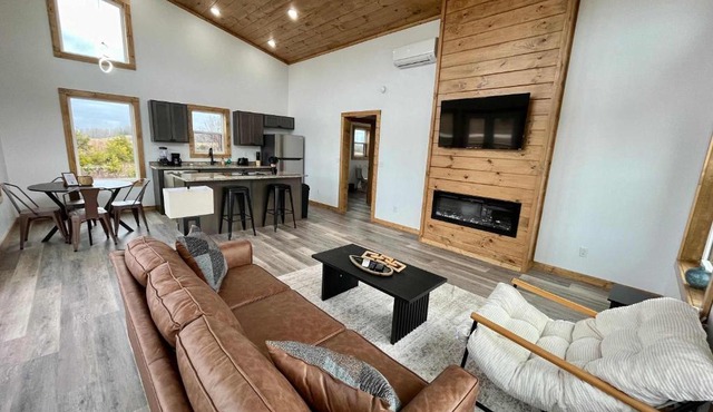 Fernwood Cabin - Pet-Friendly w Hot Tub