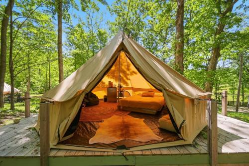 Forest Glamping Retreat with Hot Tub & Fire in Red River Gorge, Wooded with Full Bath House