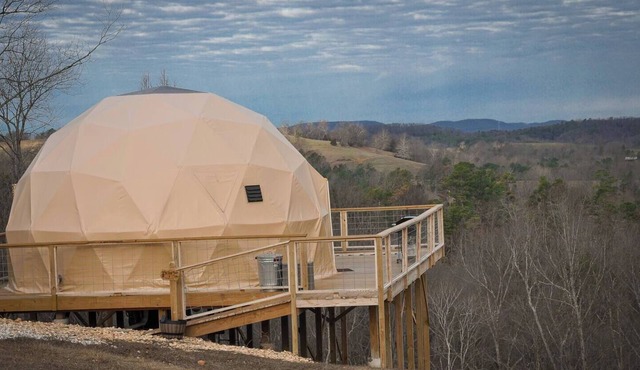 Fox Wood Luxury Dome with large deck, Indoor Jacuzzi, built-in hammock and mountain views - only 15 minutes from downtown Eureka Springs and 7 minutes from Beaver Lake.