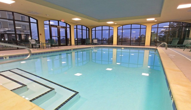 Free Breakfast. Pool. Gym. Close to National Park Medical Center.