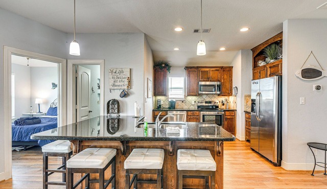 Galveston Beach Haven w/Pool Access & Deck