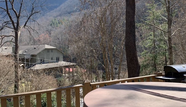 Garden View Chalet Beautiful View - Hot Tub on Deck - Great for Family