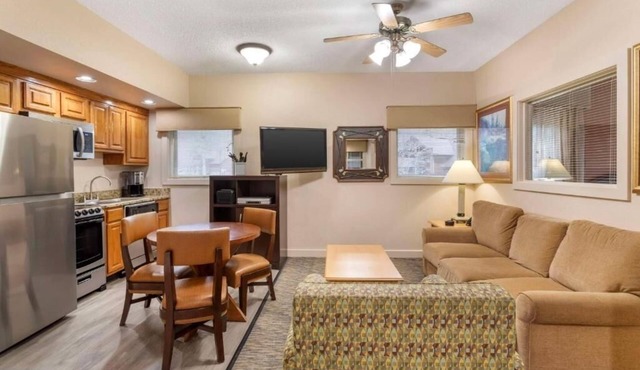 Gatlinburg Family Retreat: BBQ, Nature & Comfortable Suite