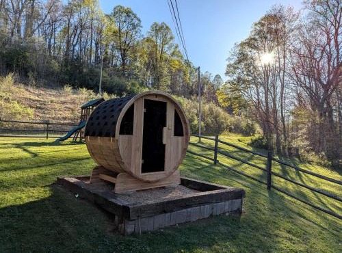 Glamping Retreat near Summersville Lake: Luxurious Cabin with a Hot Tub in Mt Nebo, WV
