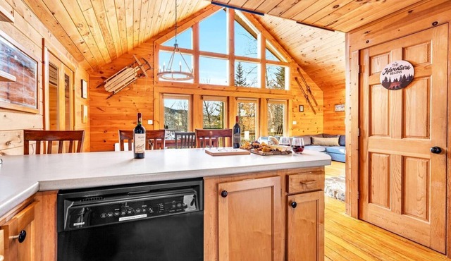 Gorgeous Chalet! VIEWS! Hot Tub! Sleeps 12! Games+
