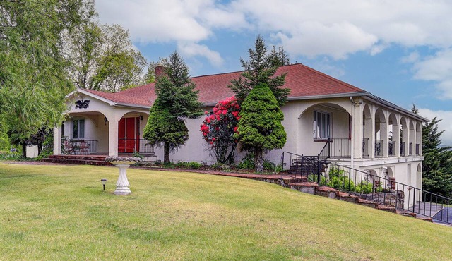 Great for Large Groups! Massive Princeton Estate