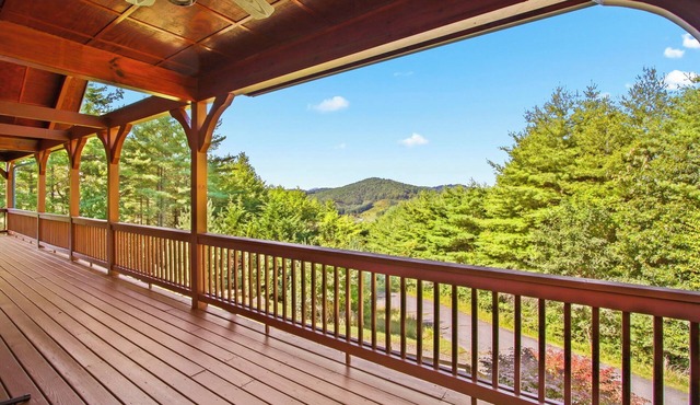 Great Location close to Boone, West Jefferson & the Parkway with Gorgeous Views