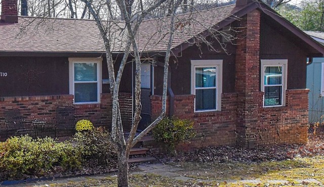 Greenway Cottage - In-Town with Creek access