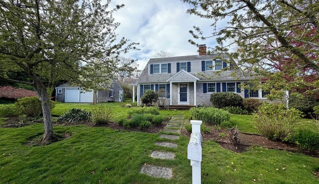 Harwich Port Walk to Beach and Village Beautiful 4 Bedroom, 3.5 Bath Home